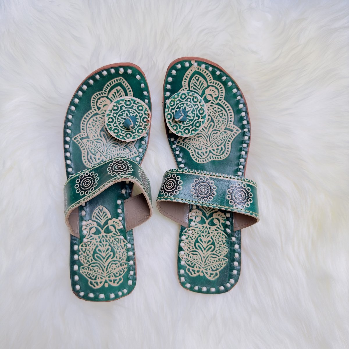 Elegant Green Handcrafted Kolhapuri Sandals – A Blend of Tradition and Style - swadeshsouq.com