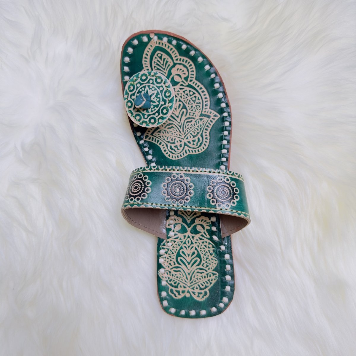 Elegant Green Handcrafted Kolhapuri Sandals – A Blend of Tradition and Style - swadeshsouq.com