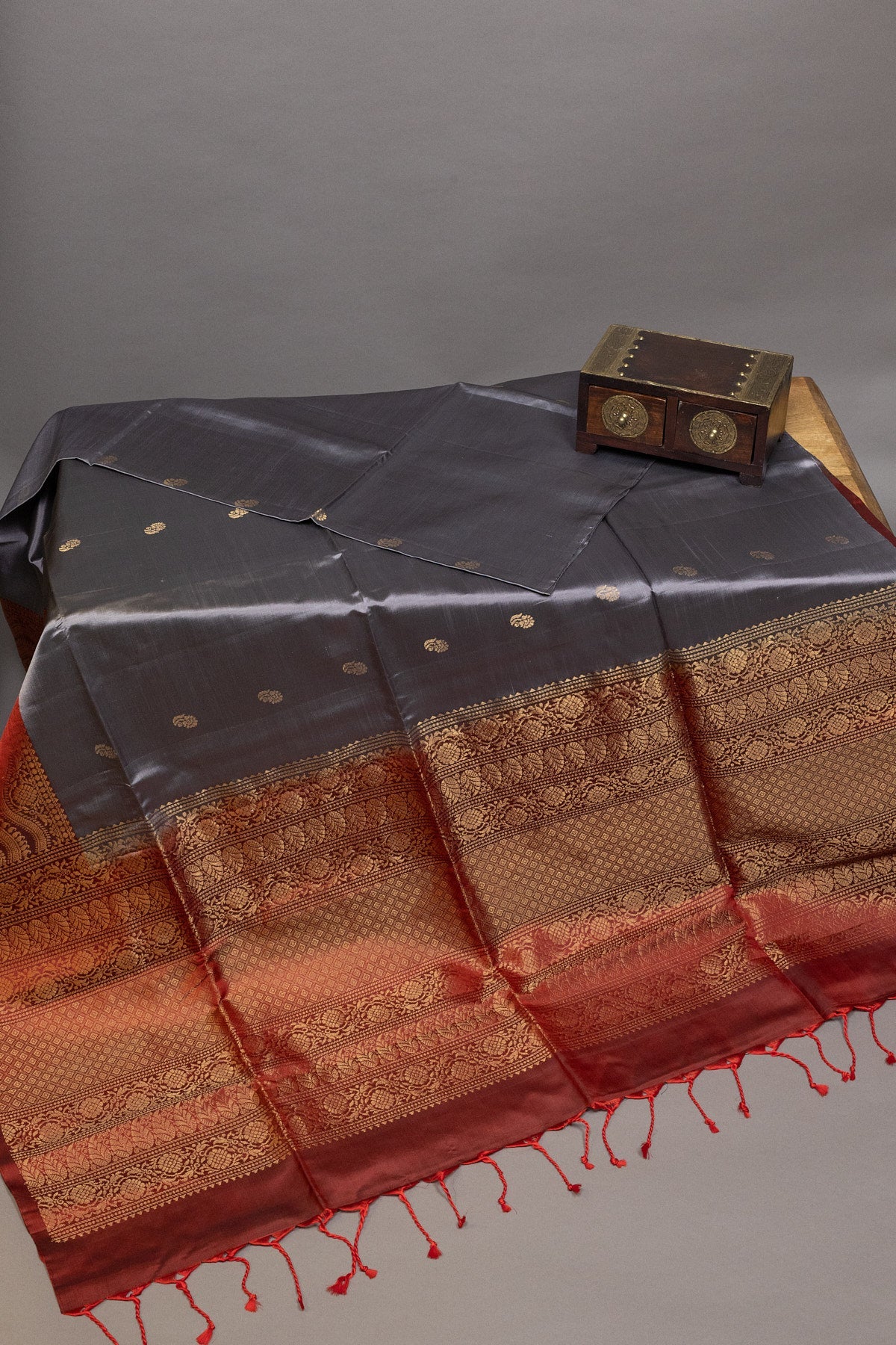 ELEGANT SOPHISTICATION: GREY AND MAROON KANJEEVARAM SILK SAREE - swadeshsouq.com