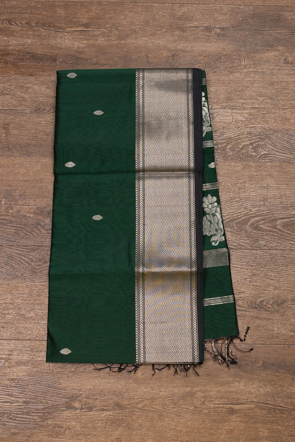 Emerald Green Maheshwari SilkCotton Saree - swadeshsouq.com