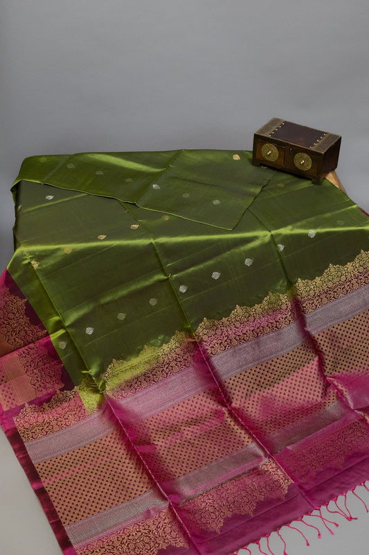 ENCHANTING FINESSE: DEEP OLIVE GREEN AND MAGENTA KANJEEVARAM SILK SAREE WITH CONTRAST ZARI BORDERS - swadeshsouq.com