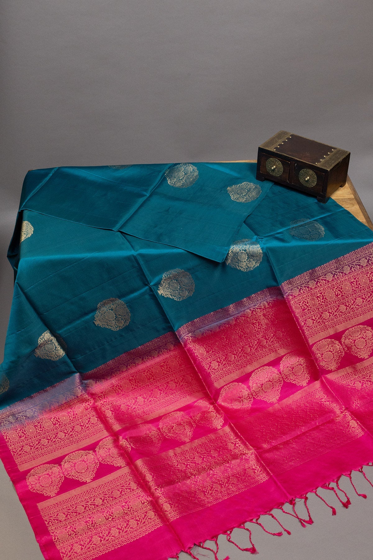 IMPERIAL ELEGANCE: RAMA GREEN AND PINK KANJEEVARAM SILK SAREE - swadeshsouq.com